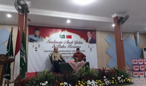 Ketum PBNU Said Aqil Siroj menggelar agenda berbuka puasa bersama Dubes Tiongkok Xiao Qian dan santri Ponpes Luhur Al-Tsaqafah, di Jagakarsa, Jakarta Selatan, Kamis (9/5)