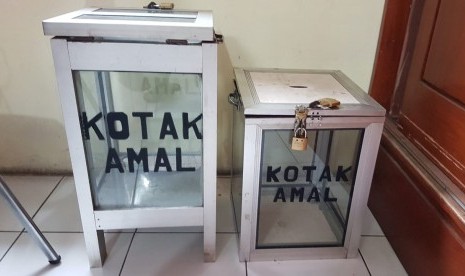 Kotak amal (ilustrasi). Kepolisian Resor Kota Padang, Sumatra Barat Sumbar), menangkap seorang marbut (penjaga masjid) berinisial HF (19) dan rekannya, R, yang diduga mencuri tiga kotak amal di Masjid Raya Nurul Ihsan, Alai Parak Kopi, Padang Utara.