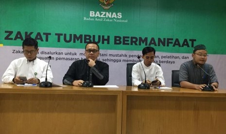 (Kiri ke Kanan) Kepala Divisi Pendistribusian, Ahmad Fikri, Direktur Pendistribusian dan Pendayagunaan Baznas, Irfan Syauqi Beik, Ketua Panitia Nasional Program Ramadhan 1440 H Baznas, Romidi Karnawan, Kepala Divisi Pendayagunaan, Randi Swandaru dalam konferensi pers di Gedung Baznas, Jumat (10/5).