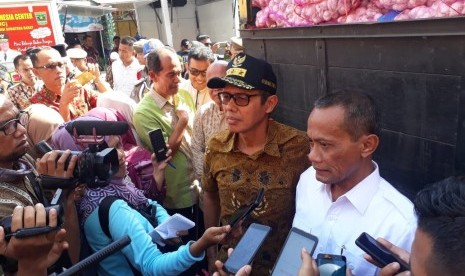 Gubernur Sumbar Irwan Prayitno bersama Kepala Badam Ketahanan Pangan Kementerian Pertanian Agung Hendriadi saat Operasi Pasar Bawang Putih di Pasar Raya Padang, Jumat (10/5).