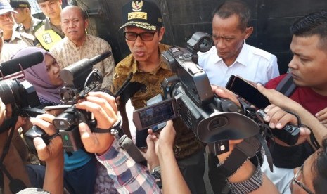 Gubernur Sumbar Irwan Prayitno bersama Kepala Badam Ketahanan Pangan Kementerian Pertanian Agung Hendriadi saat Operasi Pasar Bawang Putih di Pasar Raya Padang, Jumat (10/5).