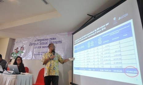 Wakil Kepala Lembaga Demografi Fakultas Ekonomi Bisnis Universitas Indonesia Dr Paksi C.K. Walandauw menyampaikan hasil riset kontribusi Gojek pada perekonomian 