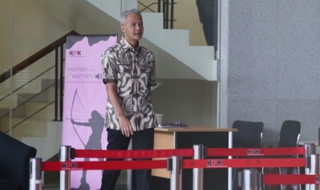 Gubernur Jawa Tengah, Ganjar Pranowo meninggalkan gedung KPK usai menjalani pemeriksaan di Jakarta, Jumat (10/5/2019). 