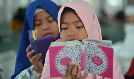 Pendidikan Marifatullah. Sejumlah santri belajar hafalan Alquran di Masjid Raya Baiturrahman, Banda Aceh. 