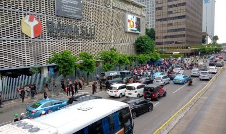 Demonstrasi di Depan Kantor Bawaslu, Jalan M.H. Thamrin nomor 14, Menteng, Jakarta Pusat. Sebagian demonstran juga berkumpul di Gedung Sarinah, Jumat (10/5).