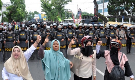 Massa yang tergabung dalam GNPF Sumut melakukan aksi 'longmarch' menuju kantor Bawaslu Sumut, di Medan, Jumat (10/5/2019).