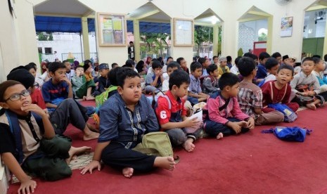  Pengurus Badan Kemakmuran Masjid Nururrahman (BKMN) Depok, menggelar acara Pesantren Kilat (Sanlat) Anak dan Remaja pada Ahad-Jumat (12-17 Mei 2019). 