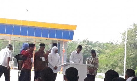 Presiden Joko Widodo (Jokowi) meresmikan seksi I, II dan III tol Pandaan-Malang di Gerbang Singosari, Malang, Senin (13/5)