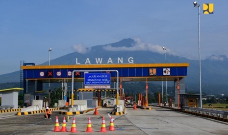 Gunung Arjuno dilihat dari Gerbang tol Lawang, Kabupaten Malang 