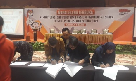 Komisioner KPUD NTB menandatangani hasil rapat pleno terbuka rekapitulasi pemilu tingkat Provinsi NTB di Hotel Lombok Raya, Mataram, NTB, Senin (13/5).