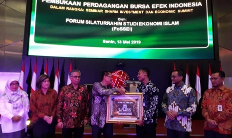 Penyerahan Wakaf Saham secara simbolis dari FoSSEI kepada Dompet Dhuafa di Gedung Bursa Efek Indonesia (BEI), Senin (13/5).