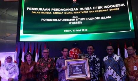 Penyerahan Wakaf Saham secara simbolis dari FoSSEI kepada Dompet Dhuafa di Gedung Bursa Efek Indonesia (BEI), Senin (13/5).