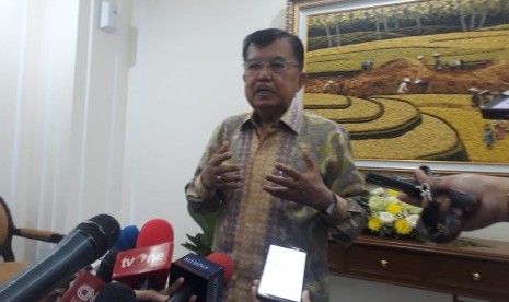 Wakil Presiden Jusuf Kalla saat diwawancarai wartawan di Kantor Wakil Presiden, Jakarta, Senin (13/5).