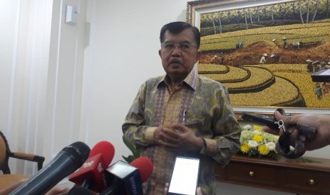 Wakil Presiden Jusuf Kalla saat diwawancarai wartawan di Kantor Wakil Presiden, Jakarta, Senin (13/5).