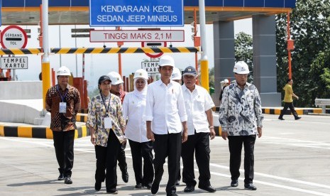 Presiden Joko Widodo (tengah) didampingi Menteri BUMN Rini Soemarno (kedua kiri), Menteri PUPR Basuki Hadimuljono (kedua kanan), Menteri Perhubungan Budi Karya Sumadi (kanan), Gubernur Jawa Timur Khofifah Indar Parawansa (ketiga kiri) dan Bupati Pasuruan Irsyad Yusuf (kiri) meninjau tol Pandaan-Malang saat peresmian di gerbang tol Singosari, Malang, Jawa Timur, Senin (13/5/2019).