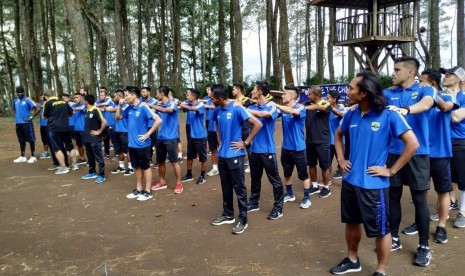 Persib Bandung adakan latihan team building di Grafika Cikole, Lembang, Kabupaten Bandung Barat, Senin (13/5). 