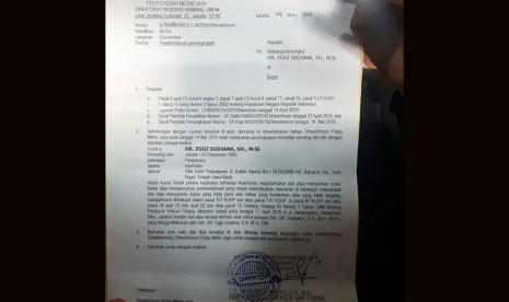 Bukti surat penangkapan Eggi Sudjana yang ditunjukan oleh pengacaranya, Pitra Romadoni Nasution di Polda Metro Jaya, Selasa (14/5).