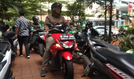 Sejumlah pengemudi ojek online memarkir kendaraannya di Taman depan Mall Ciputra World, Karet Kuningan Jakarta Selatan,  Selasa (14/5). 