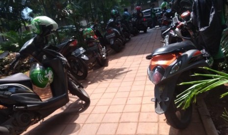 Sejumlah pengemudi ojek online memarkir kendaraannya di Taman depan Mall Ciputra World, Karet Kuningan Jakarta Selatan,  Selasa (14/5). 