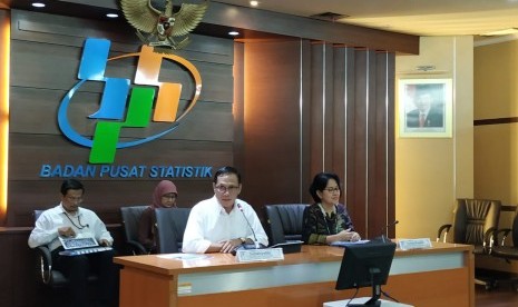 Kepala BPS Suhariyanto dalam konferensi pers di kantornya, Jakarta, Selasa (15/5). BPS mencatat, neraca perdagangan April 2019 mengalami defisit sebesar 2,5 miliar dolar AS.