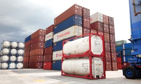 Kegiatan logistik barang di Jakarta International Container Terminal, Pelabuhan Tanjung Priok, Jakarta Utara.