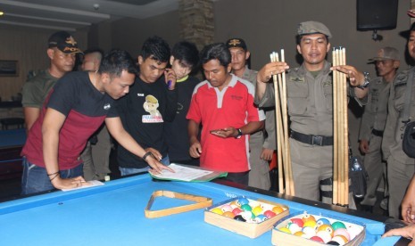 Satpol PP Kota Padang mengamankan tempat biliar yang masih beraktivitas saat Ramadhan, Rabu (15/5). 