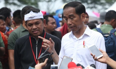 Ketua DPD Golkar Jabar, Dedi Mulyadi (baju hitam,red).