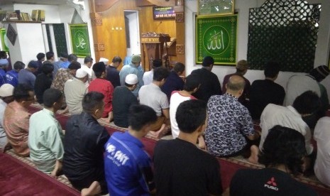 Suasana pelaksanaan Shalat Tarawih di Masjid Amirul Muminin Mal Depok Town Square.