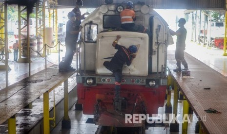 Pekerja melakukan perawatan lokomotif kereta api di Depo Lokomotif Bandung, Jawa Barat, Rabu (15/5/2019). 