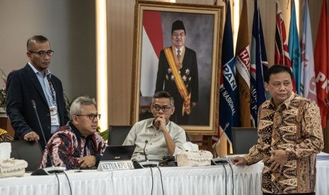 Ketua KPU Arief Budiman (kedua kiri), Ketua Bawaslu Abhan (kanan), para Komisioner KPU Hasyim Asy'ari (kiri) dan Wahyu Setiawan (kedua kanan) menghadiri Rapat Pleno Rekapitulasi Hasil Penghitungan dan Perolehan Suara Tingkat Nasional Dalam Negeri dan Penetapan Hasil Pemilu 2019 di kantor KPU, Jakarta, Rabu (15/5/2019).