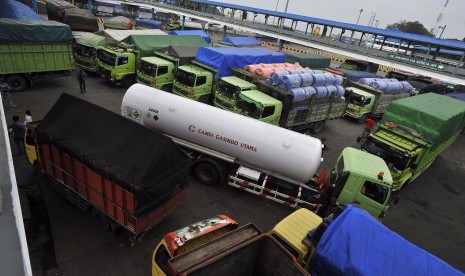 Sejumlah truk yang akan menyeberang ke Sumatera antre sebelum masuk ke kapal roro di Pelabuhan Merak, Banten, Rabu (15/5/2019). 