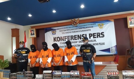 Para tersangka kasus perdagangan 6,6 juta batang rokok ilegal yang ditangkap oleh tim gabungan Kantor Pengawasan dan Pelayanan Bea dan Cukai Surakarta dan Direktorat Jenderal Bea dan Cukai Kantor Wilayah Jawa Tengah dan DIY.