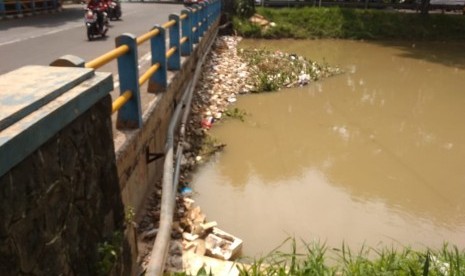 Tumpukkan sampah menyumbat jembatan di Kalimalang Jalan RA Kartini, Margahayu, Kota Bekasi,  Rabu (14/5).