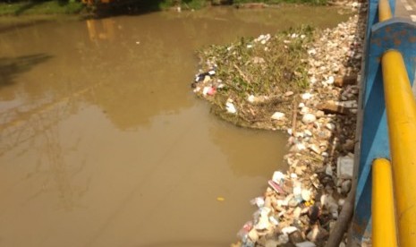 Tumpukkan sampah menyumbat jembatan di Kalimalang Jalan RA Kartini, Margahayu, Kota Bekasi,  Rabu (14/5)