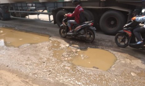 Jalan Raya Siliwangi, Sepanjang Jaya, Rawalumbu, Kota Bekasi kondisinya rusak,  Rabu (14/5). 