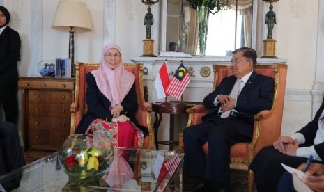 Wakil Presiden Jusuf Kalla melakukan pertemuan bilateral dengan Wakil Perdana Menteri Malaysia, Datuk Seri Wan Azizah Wan Ismail di Jenewa, Swiss, Rabu (15/5). 