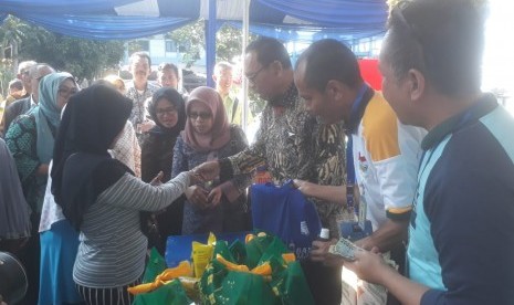 Warga tengah mengantri membeli sembako di acara bazar sembako murah Ramadhan di halaman kantor Pusat Pengembangan Sumberdaya Kemetrologian, Parongpong, Kabupaten Bandung Barat, Kamis (16/5).