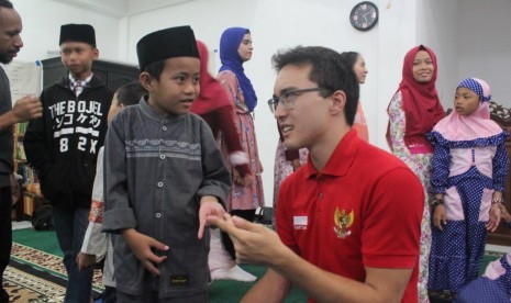 Mahasiswa dari Bahasa Indonesia bagi Penutur Asing (BIPA) Universitas  Muhammadiyah Malang (UMM) melakukan kegiatan kemanusiaan di Panti Asuhan  Putri Aisyiyah, Dau, Malang.