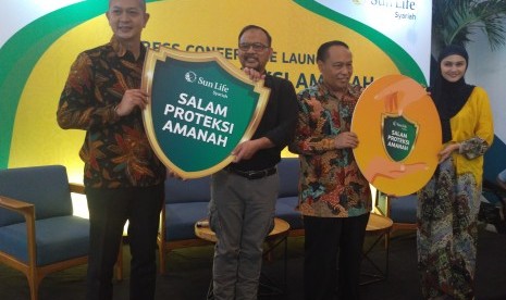 Chief Sharia Busines Sun Life, Norman Nugraha (Kiri), Presiden Direktur Dompet Dhuafa Philanthropy, Imam Rulyawan (tengah) serta Altis Zee Zee Shahab saat peluncuran Salam Proteksi Amanah di Jakarta pada Kamis (16/5). 