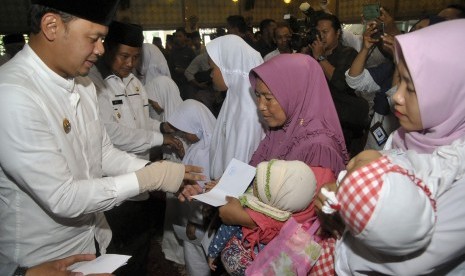 Wali Kota Bogor Bima Arya (kiri) bersama Wakil Gubernur Jawa Barat UU Ruzhanul Ulum (tengah) menyerahkan santunan saat Safari Ramadhan 1440 H di Masjid Agung Al-Mi'raj, Kota Bogor, Jawa Barat, Kamis (16/5/2019).