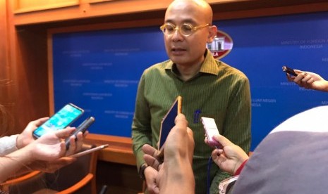 Juru bicara Kementerian Luar Negeri Arrmanatha Nasir dalam press briefing media, di Kemenlu, Jakarta, Kamis (16/5). 