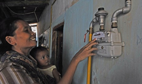 Ibu rumah tangga memperhatikan meter ukur sambungan jaringan gas PT PGN (Perusahaan Gas Negara) saat uji coba Sambungan Gas Rumah Tangga di Kramatwatu, Serang, Banten, Kamis (16/5/2019). 