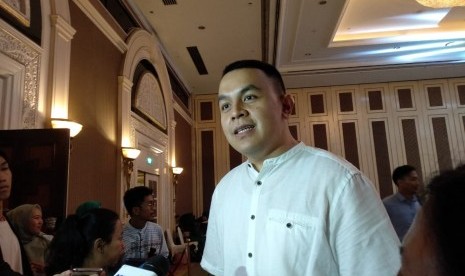 Penyanyi Tulus. Saat merenovasi rumahnya, Tulus memperbesar areal ruang terbuka hijau.