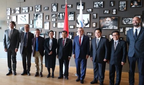 Wakil Presiden Jusuf Kalla didampingi Menteri Koordinator bidang Pembangunan Manusia dan Kebudayaan (PMK) Puan Maharani, dan Erick Thohir saat menghadiri pertemuan dengan Presiden International Olympic Committe (IOC) Thomas Bach di Jenewa, Swiss, Kamis (16/5).