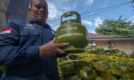 Petugas menunjukkan tabung elpiji tiga kilogram yang disita di Mapolda Sulawesi Tengah di Palu, Jumat (17/5/2019). 