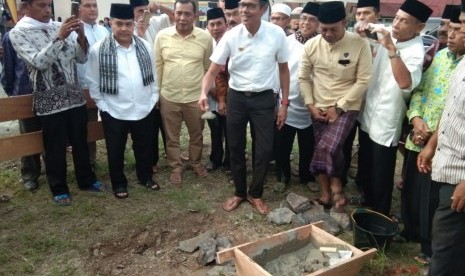 Gubernur Sumbar Irwan Prayitno meletakkan batu pertama pembangunan Masjid Istiqomah di Kecamatan Suliki Kabupaten Lima Puluh Kota, Jumat (17/5)