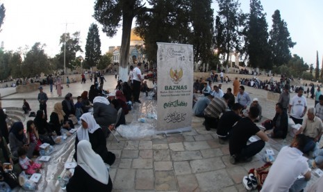 Baznas menyediakan iftar untuk rakyat Palestina di area Masjid Al-Aqsa, Yerusalem, Palestina pada hari ke-4 sampai ke-7 Ramadhan 1440 H. 