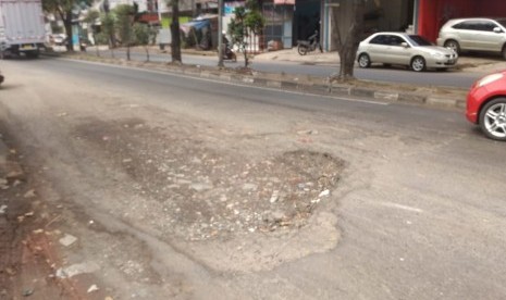 [Foto dokumentasi] Kerusakan jalan di Jalan I Gusti Ngurah Rai, Bintara, Kota Bekasi.