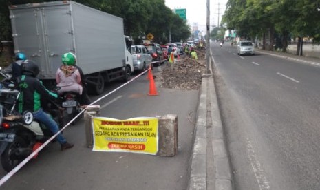 Perbaikan jalan menjelang mudik lebaran di Jalan Chairil Anwar,  Bekasi Timur,  Kota Bekasi, Sabtu (18/5). 