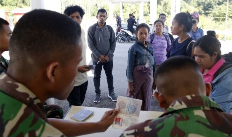 Anggota TNI mendata nama warga Timor Leste yang memasuki Indonesia melalui Pos Lintas Batas Negara (PLBN) Motamasin, di Motamasin, Kabupaten Malaka, NTT Sabtu (18/5/2019).